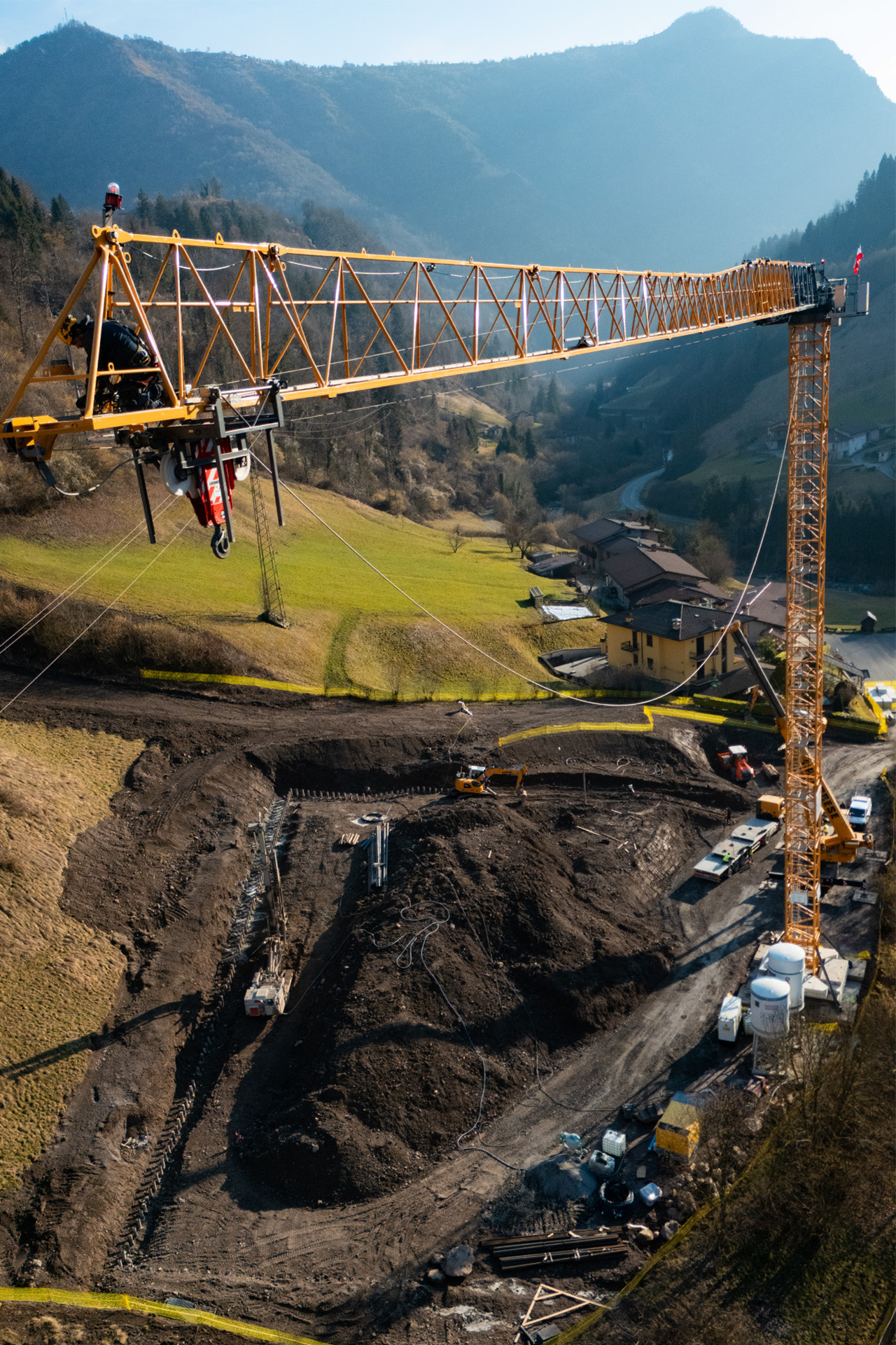 Wasser für ein ganzes Tal: Liebherr Fibre-Kran hoch in den Alpen im Einsatz