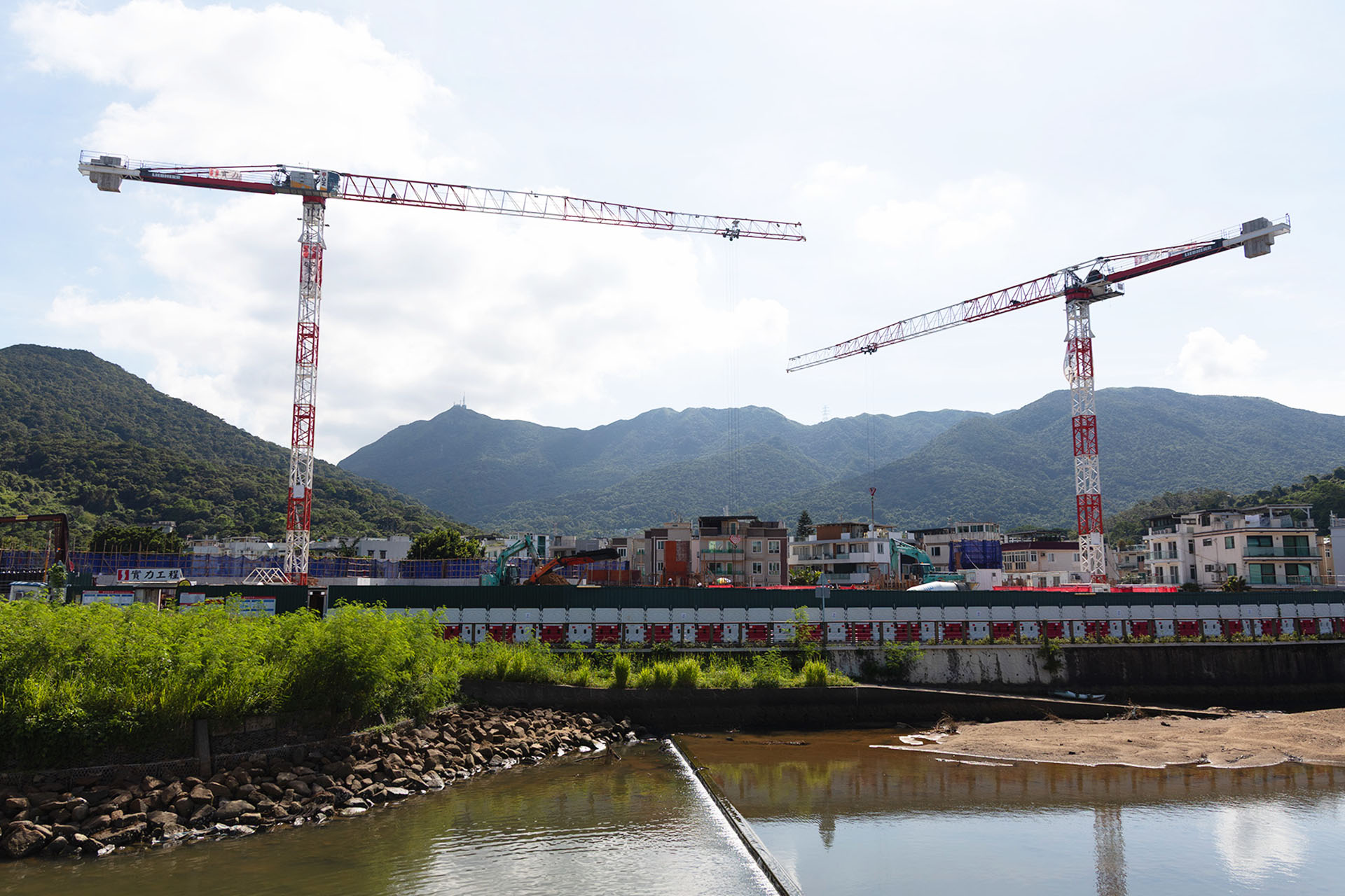 Considerate and flexible: two Liebherr NC-B cranes at work in Sai Kung