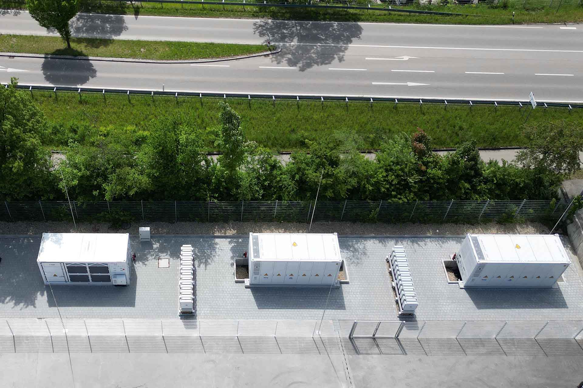 Liebherr steigert Energieeffizienz am Standort Kirchdorf mit neuem Batteriespeicher