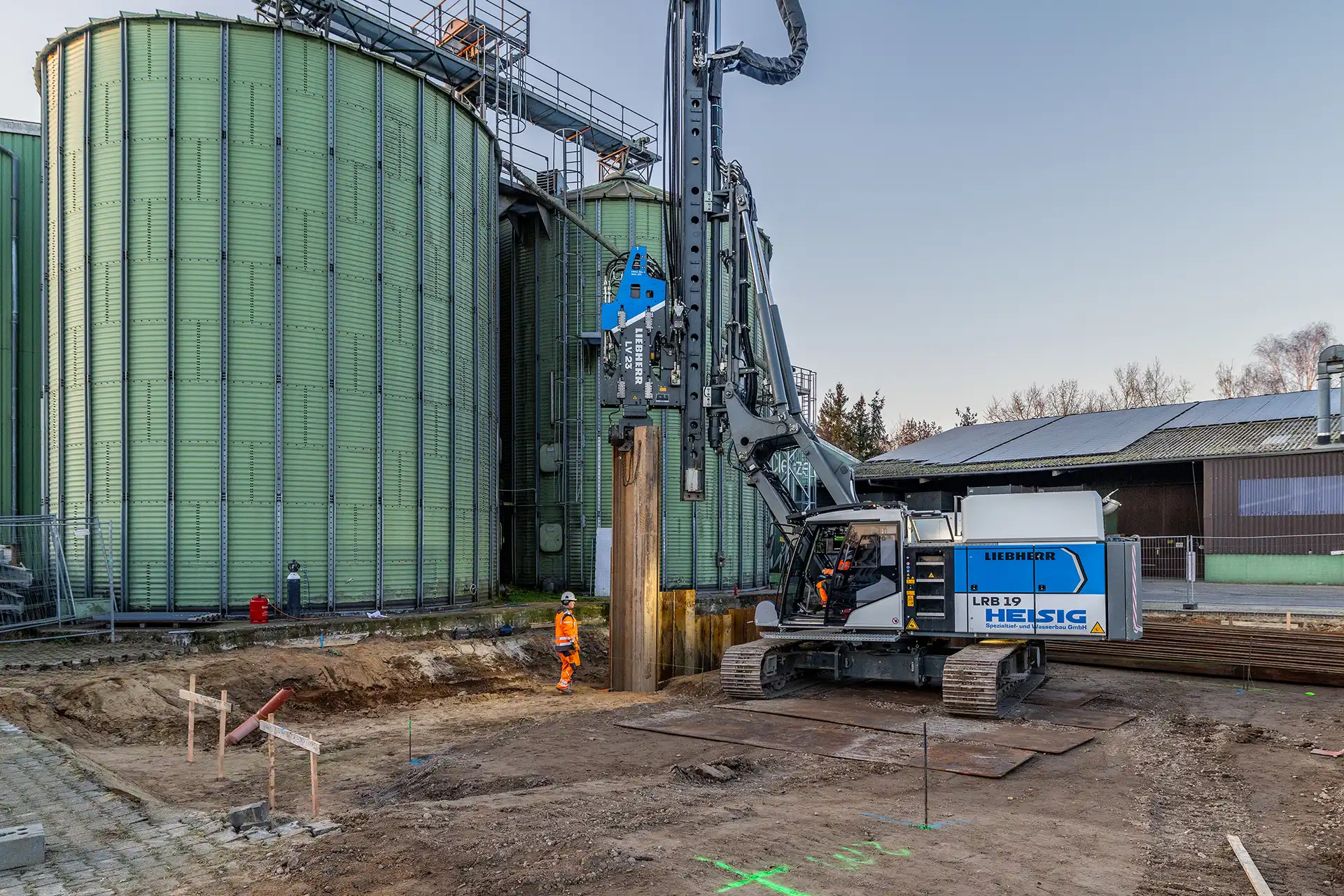 LRB 19 von Liebherr erstellt Spundwände in Kurzprojekt