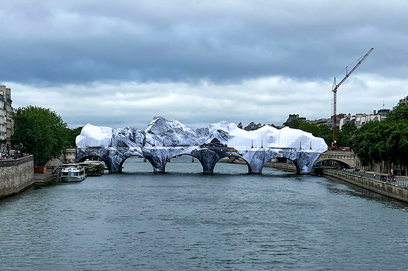 When technology makes art possible: Liebherr MK 88-4.1 mobile construction crane supports an extraordinary art project on the Pont-Neuf