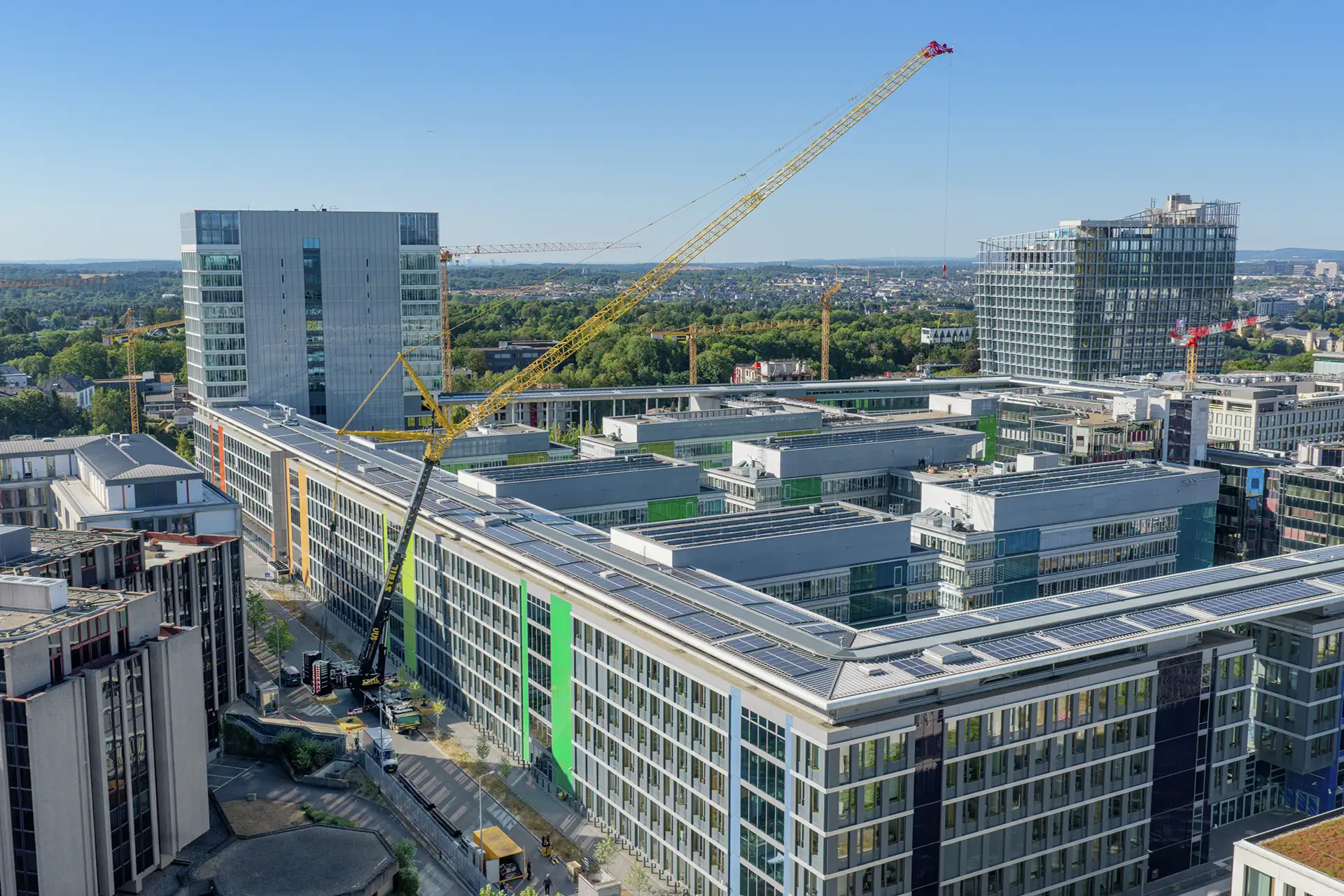 When 1.7 metres makes all the difference: Liebherr LTM 1650-8.1 installs new air-conditioning system for the European Parliament in Luxembourg