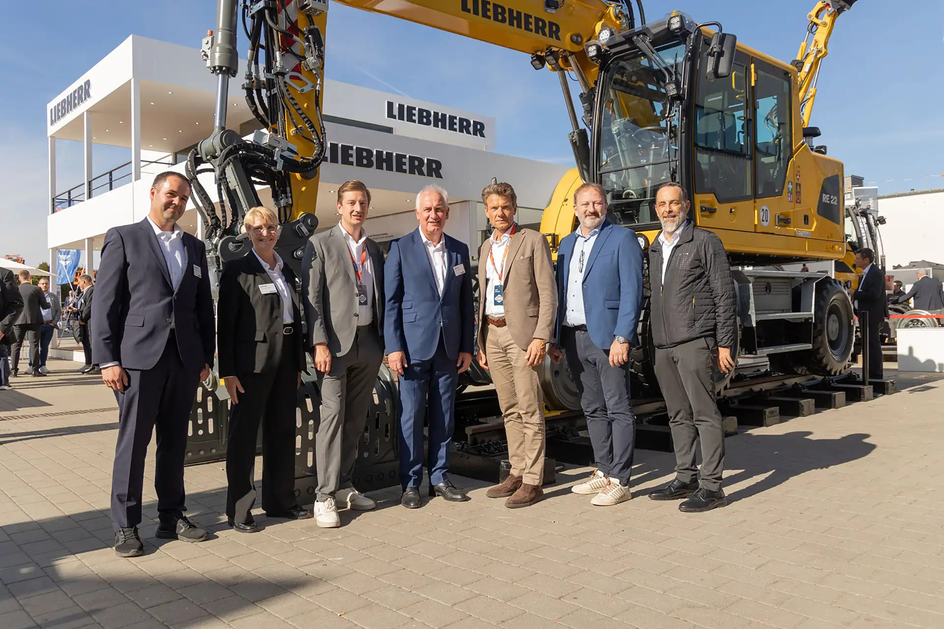 27 Liebherr-Zweiwegebagger für die Swietelsky AG