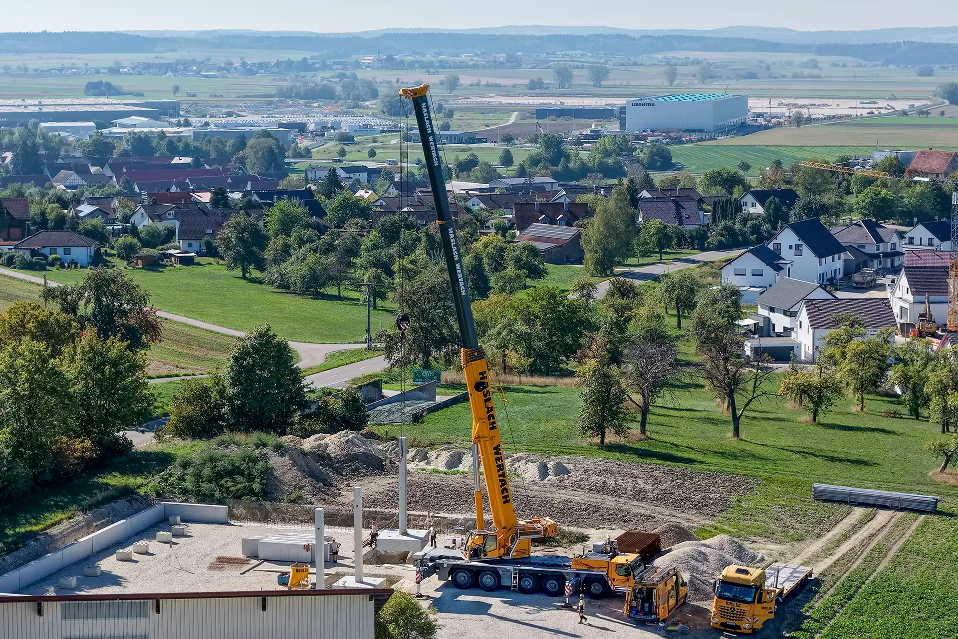 Manufacturer’s plant in sight: LTM 1230-5.1 erects concrete columns in Ehingen-Berg