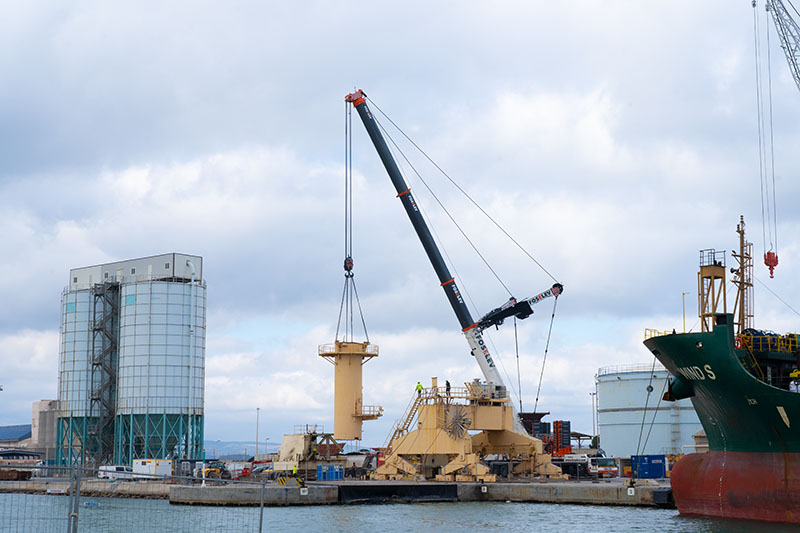 Liebherr LTM&nbsp;1650-8.1 mobile&nbsp;crane dismantles port&nbsp;crane 