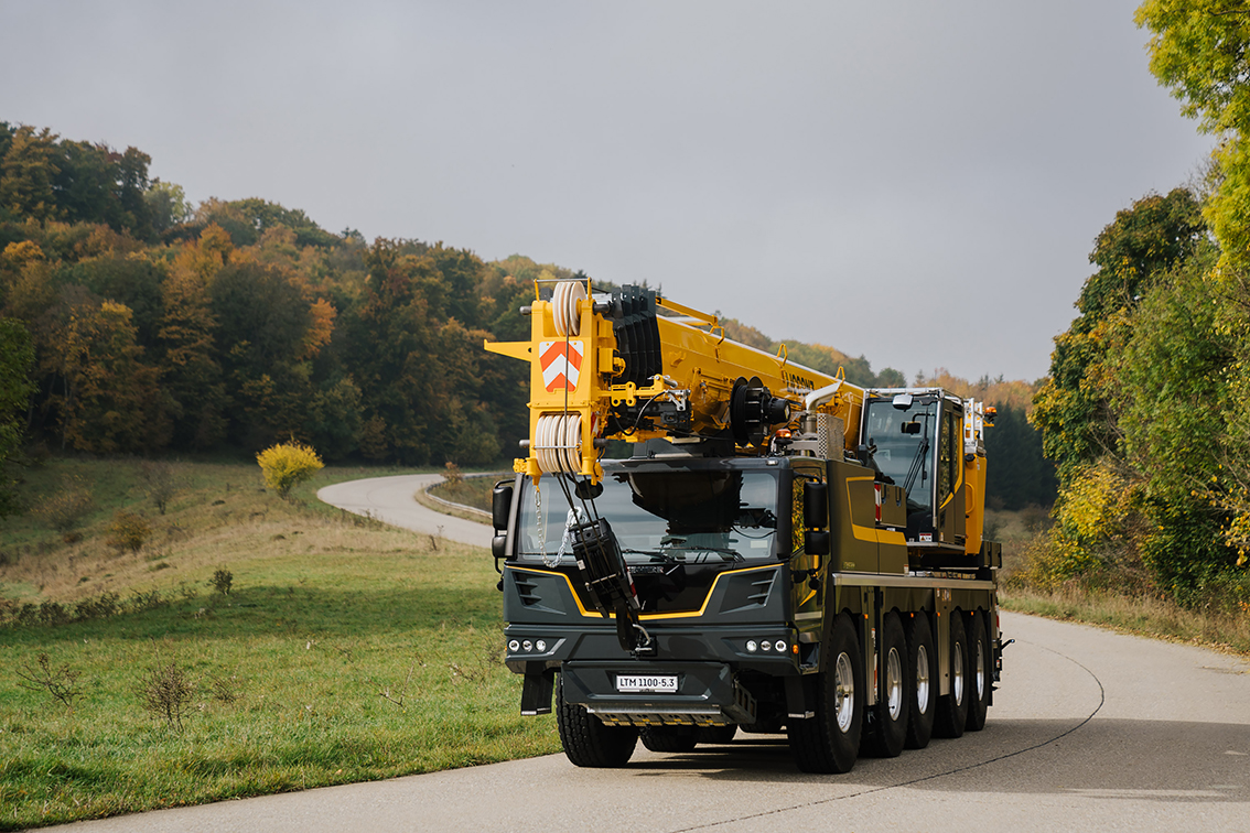 Liebherr, Daimler Truck und Kässbohrer testen Technologie und Akustik in Münsingen