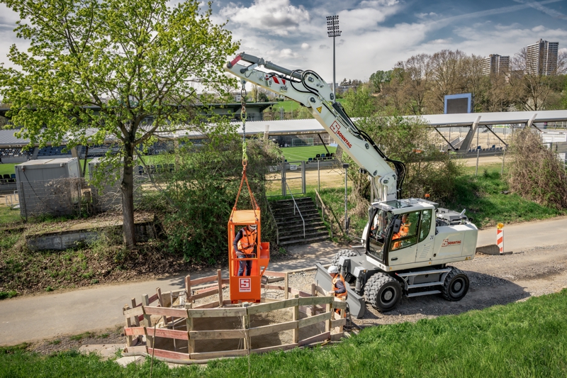 Effizient im Rohrvortrieb: Liebherr-Mobilbagger A 920 Litronic mit Personenkorb für die Sonntag Baugesellschaft