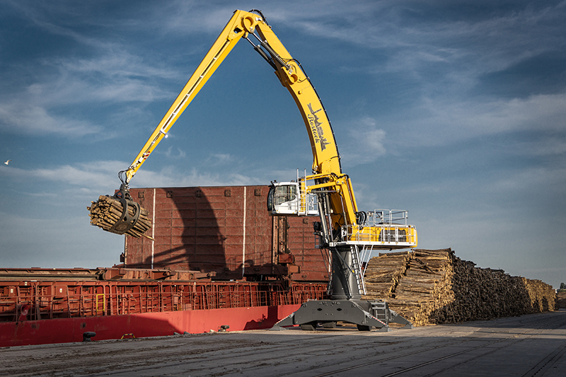 Maschinenübergabe der Liebherr-Umschlagmaschine LH 110 M HR Port Litronic im Rostocker Hafen