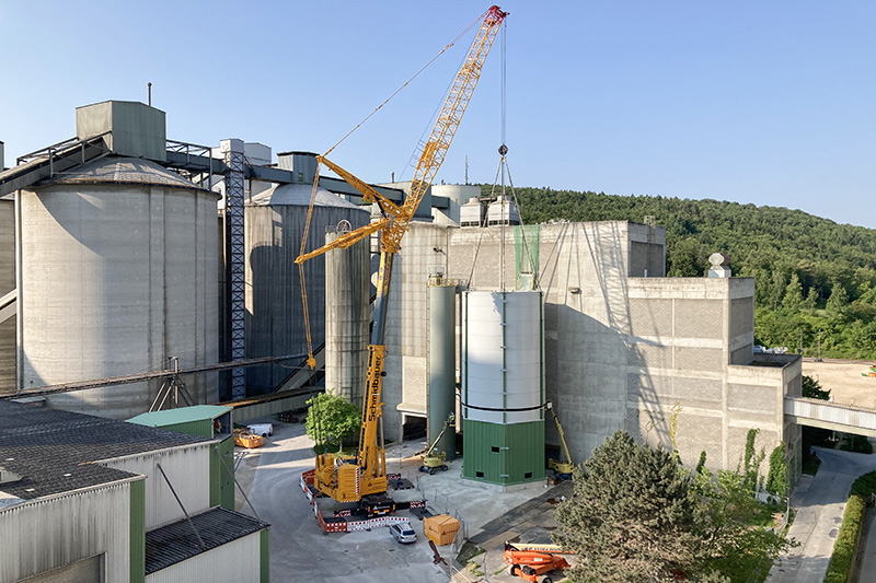 Reducing CO<sub>2</sub> emissions: Liebherr LTM 1650-8.1 mobile crane installs silo at cement plant