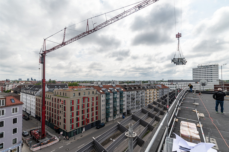 À côté d'une route très fréquentée : une grue mobile Liebherr en pleine action