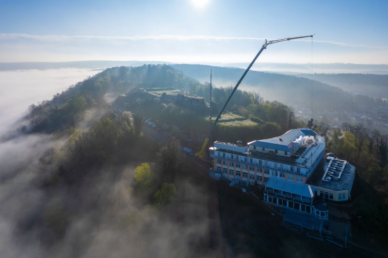 Liebherr LTM 1150-5.3 allows hotel to stay open during construction work
