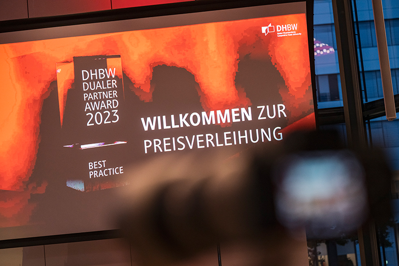 Studienkonzept? Ausgezeichnet: Liebherr erhält Dualen Partner Award 2023