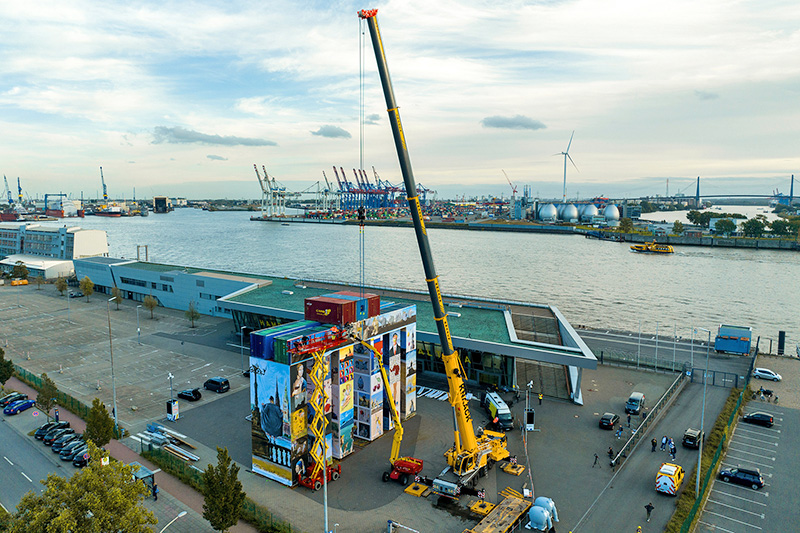 Liebherr mobile crane erects “Ottifant” artwork in Hamburg