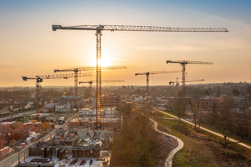 Sept d’un coup : les grues Liebherr construisent un quartier résidentiel et commercial près de Paris