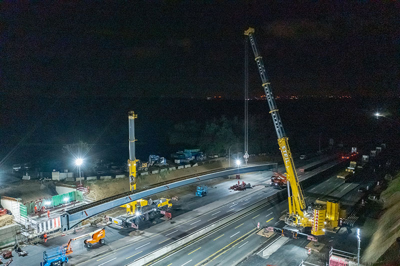 Night shift in Luxembourg: Liebherr crane duo lifts 92-tonne motorway bridge