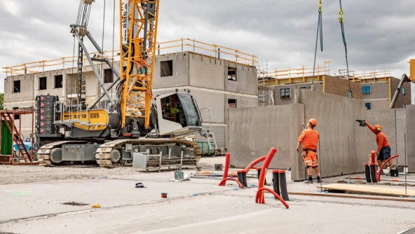 vCrane operation can be demanding during lifting jobs. The newest generation of crawler cranes offers many innovative assistance systems, which both increase operational safety as well as simplify handling