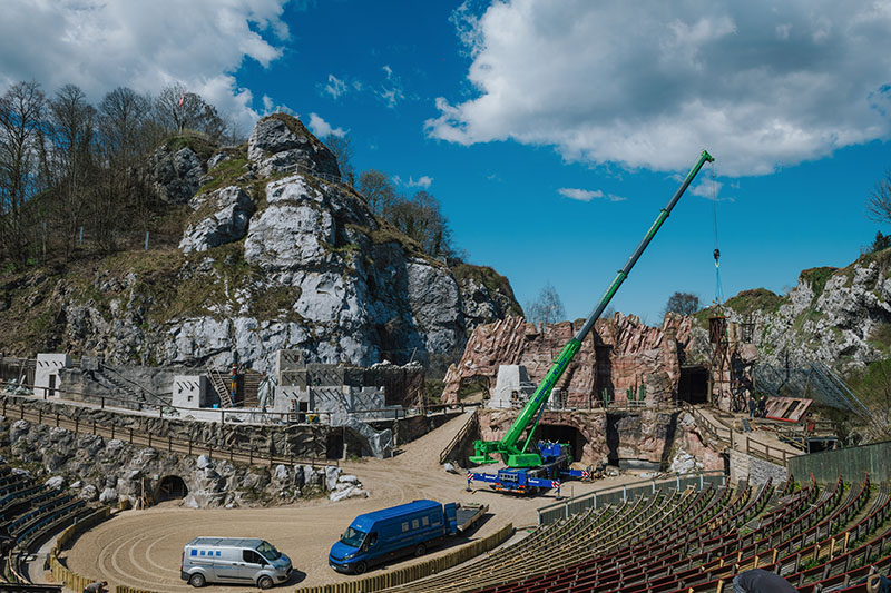 Liebherr mobile crane LTM 1090-4.2 builds backdrop for the Karl May Festival
