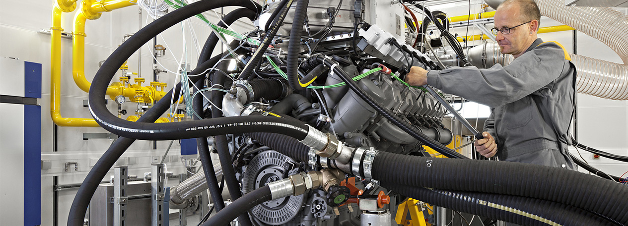 Gas engine test bench with technician