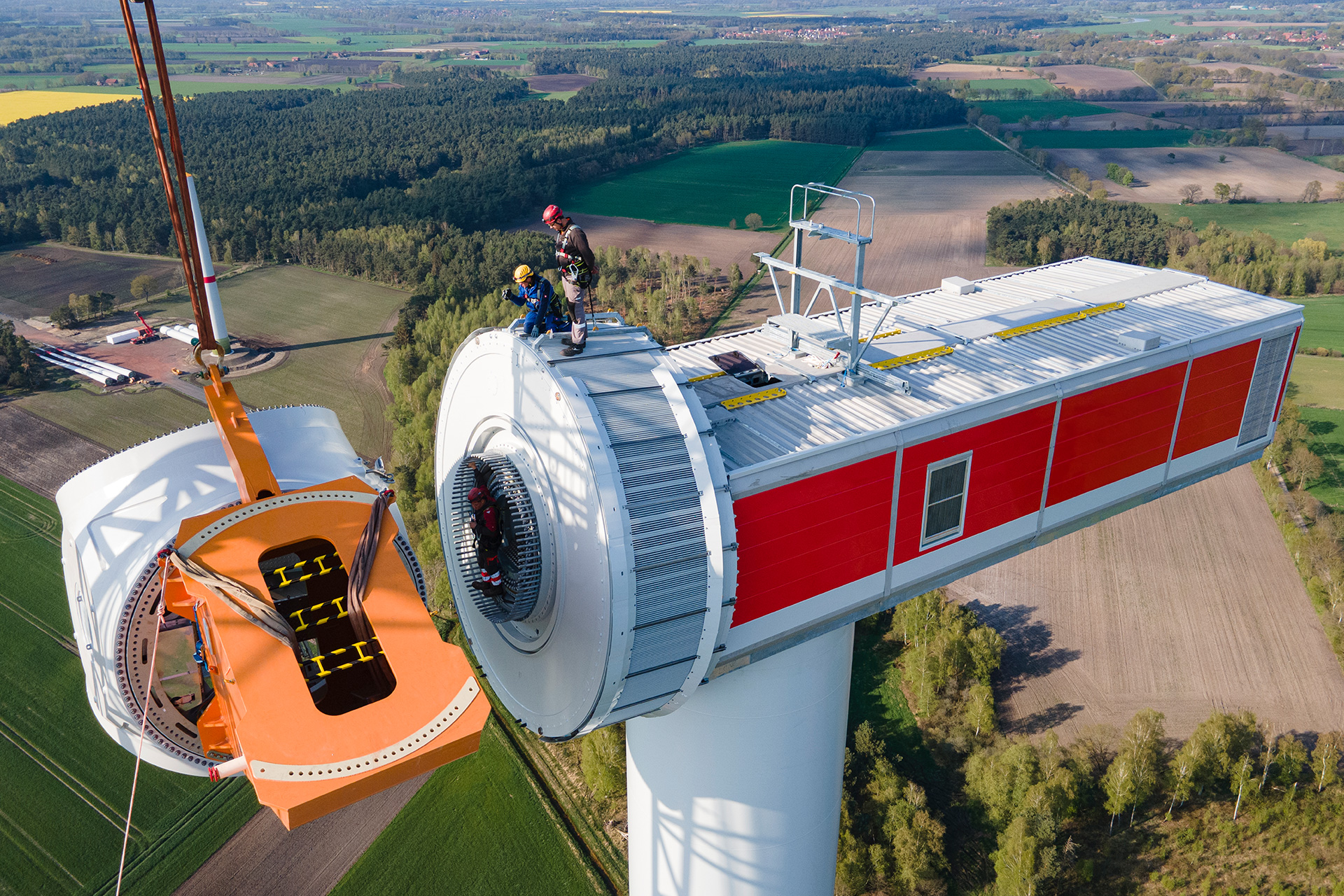 Construction of a wind turbine with components (slewing bearings and drives) from Liebherr