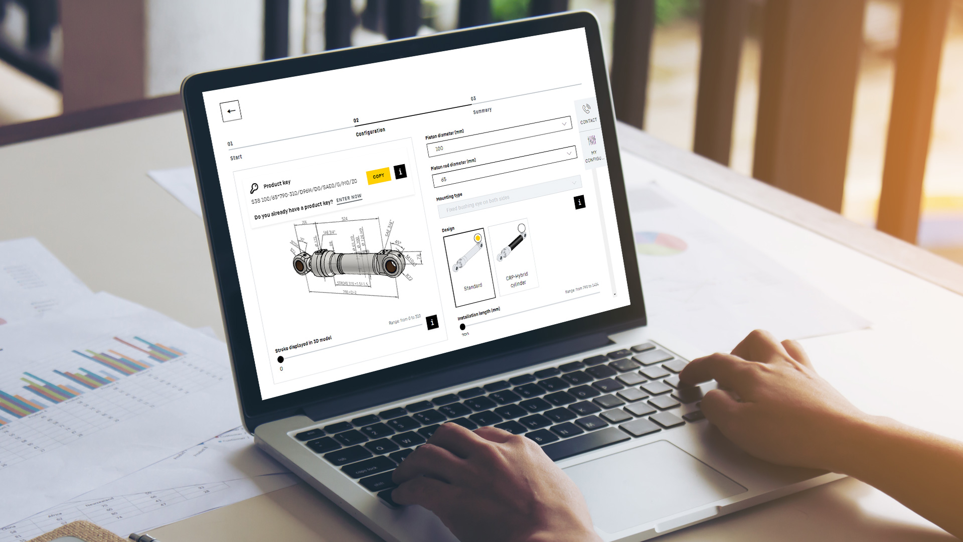 Person nutzt einen Hydraulikzylinder-Konfigurator am Laptop.