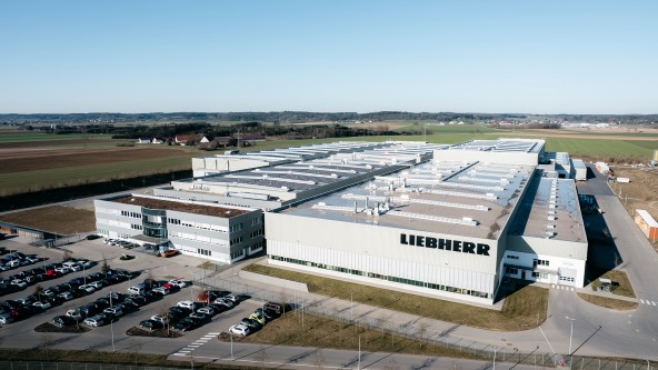 Frontalansicht vom Liebherr-Komponenten Werk für Hydraulikzylinder in Oberopfingen/Kirchdorf