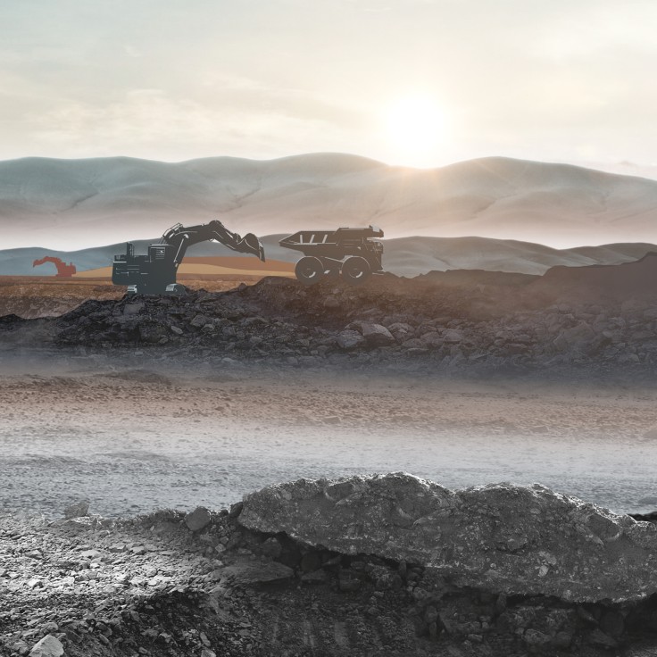 Ein Bagger und ein Muldenkipper in einer Bergbaulandschaft bei Sonnenaufgang von Liebherr