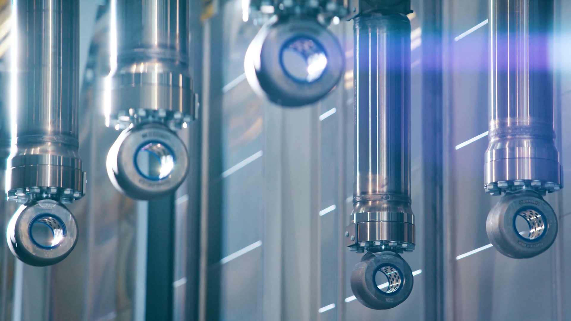 Mehrere hängende Hydraulikzylinder von Liebherr