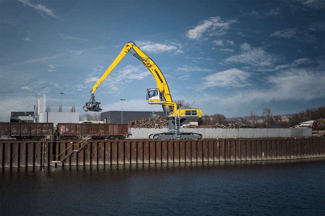 Ein Materialumschlaggerät arbeitet am Hafen