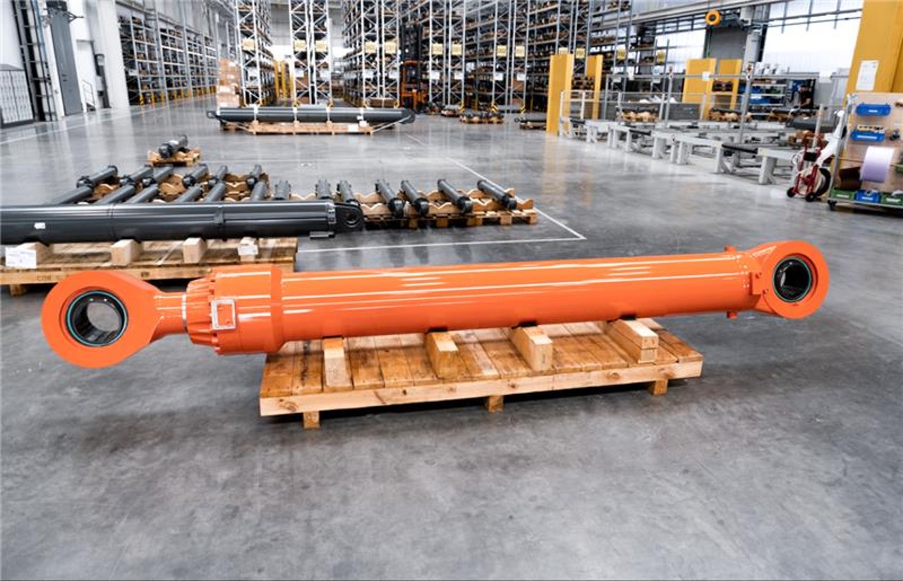 Ein Mining Aftermarket Hydraulikzylinder liegt im Lager bereit zum Versand