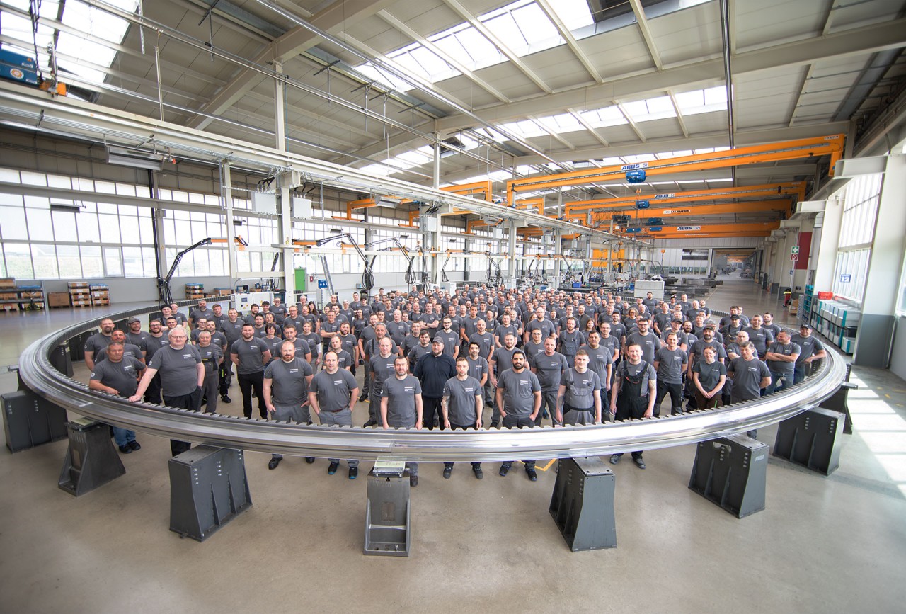 23-metre segmented bearing with employes standing in the middle of it by Liebherr