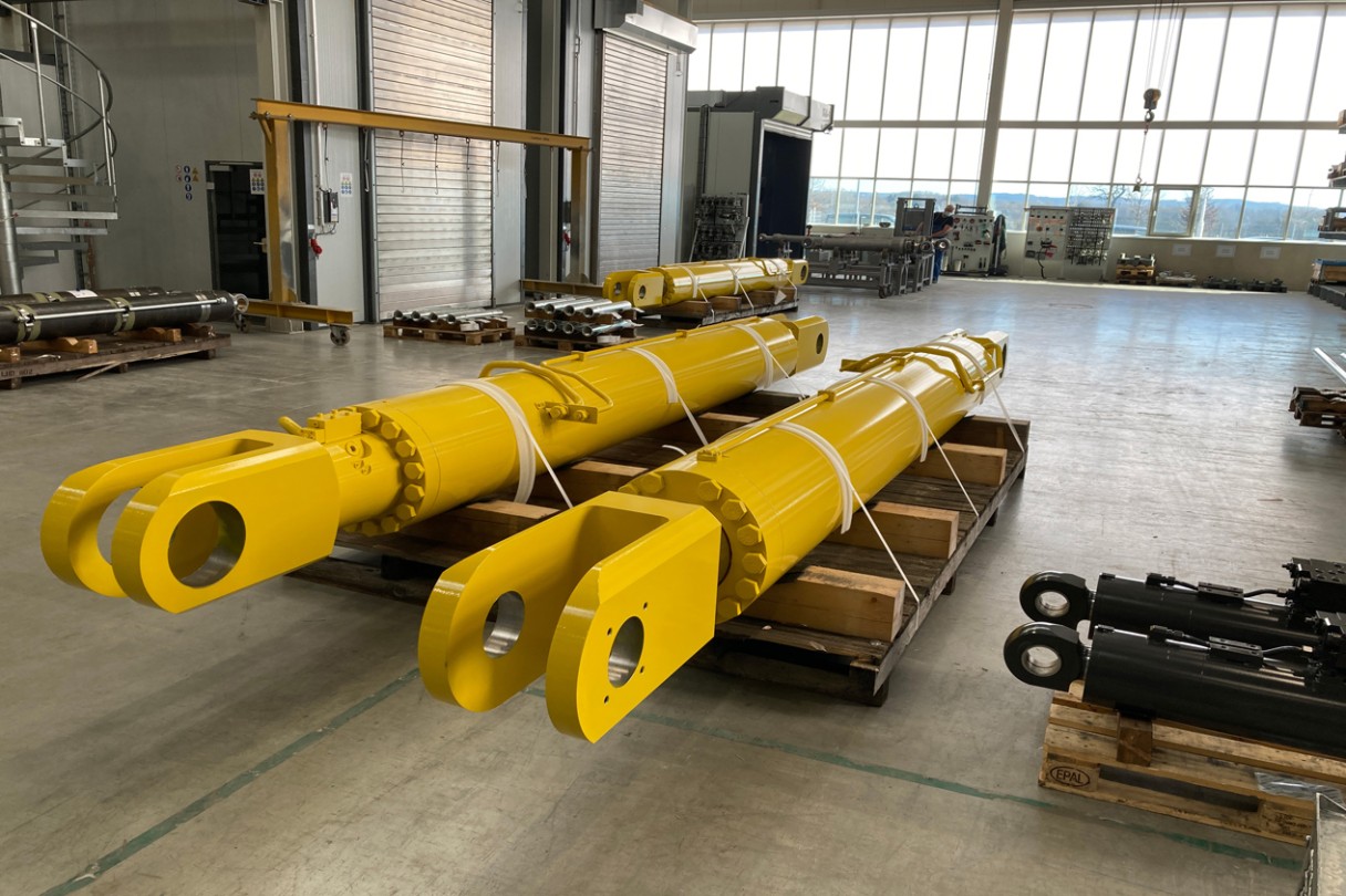 Two tilting cylinders for ship cranes