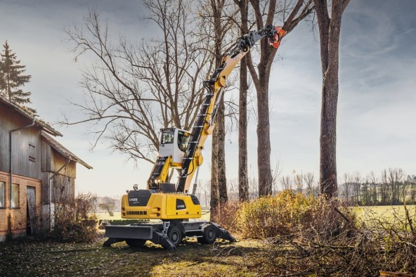 liebherr_LH26MIndustry_einsatzbericht_Leutkircher-Wertstoffhof_baumpflege_3