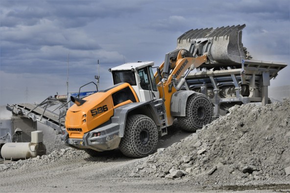 liebherr-wheel-loader-l586-xpower-loading-crusher-96dpi