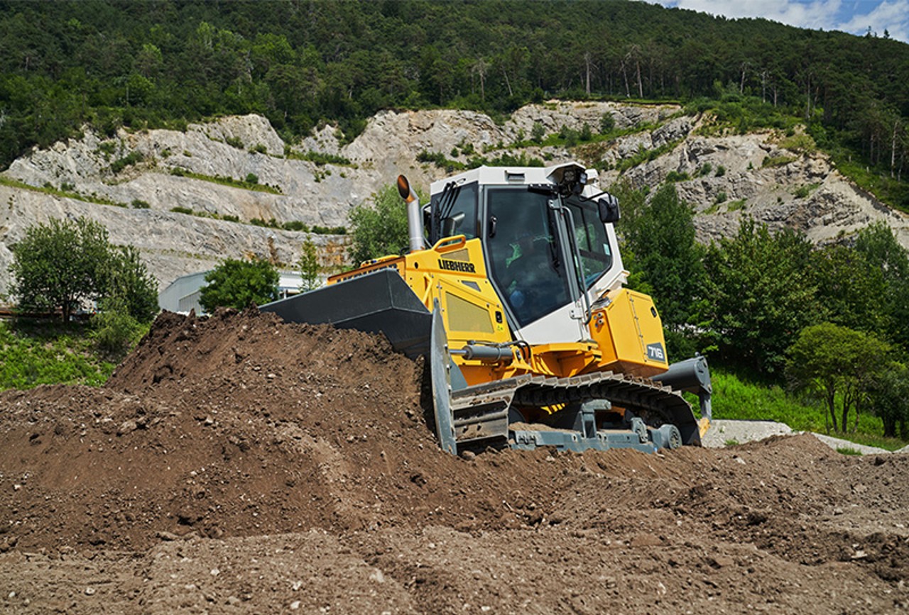 Liebherr-crawler-dozer-land