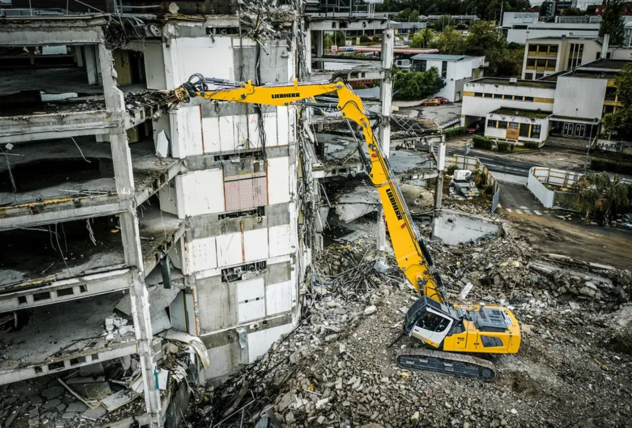 liebherr-demolition-earthmoving-960x650px