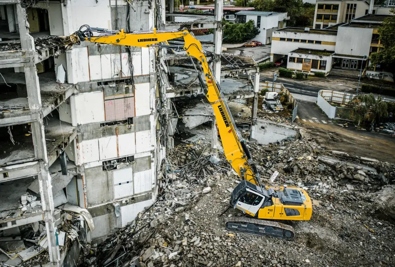 liebherr-excavator-r940-demolition