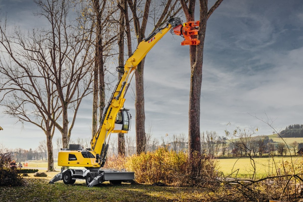 liebherr_LH26MIndustry_einsatzbericht_Leutkircher-Wertstoffhof_baumpflege_2