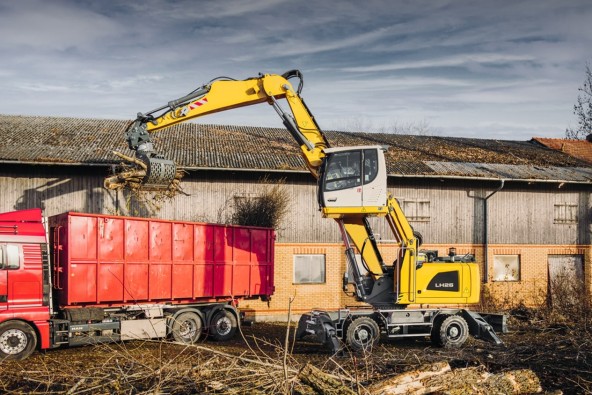 liebherr_LH26MIndustry_einsatzbericht_Leutkircher-Wertstoffhof_baumpflege_6