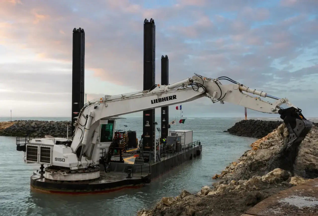 liebherr-ponton-excavator