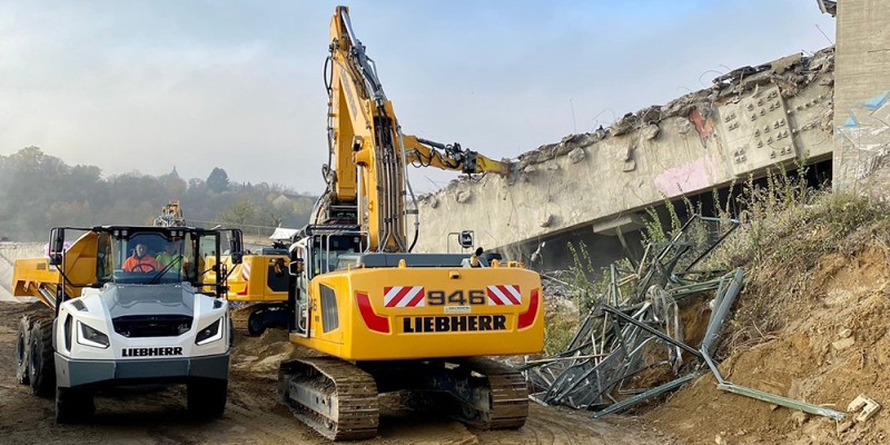 Liebherr Mietpark Baumaschinen nach Brückensprengung im Einsatz