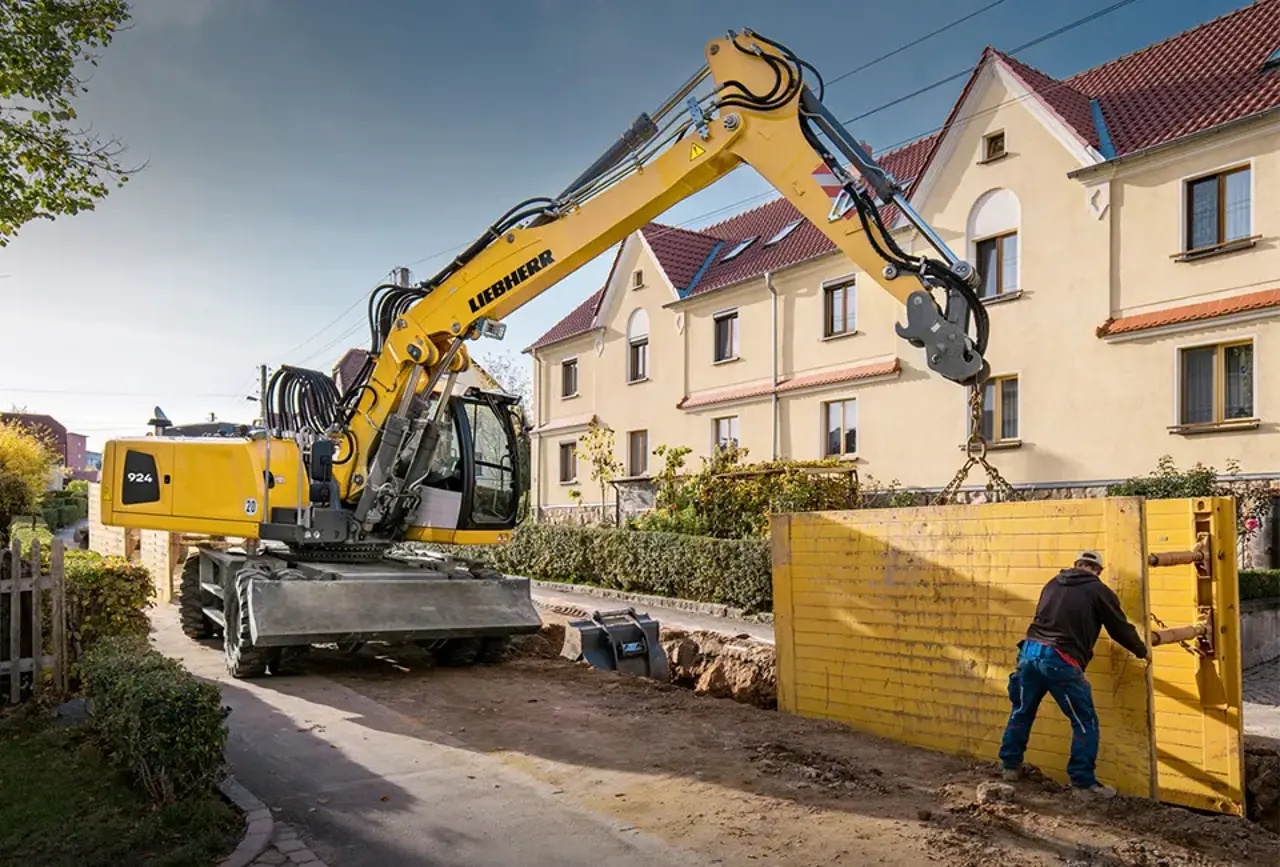 liebherr-canal-construction-earthmoving-960x650px