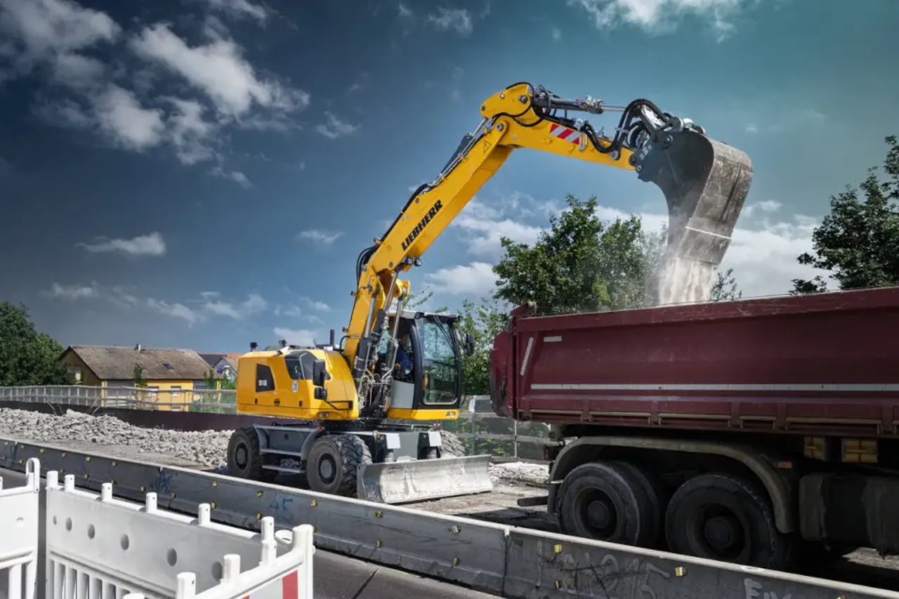 Wheeled excavator lifts out material