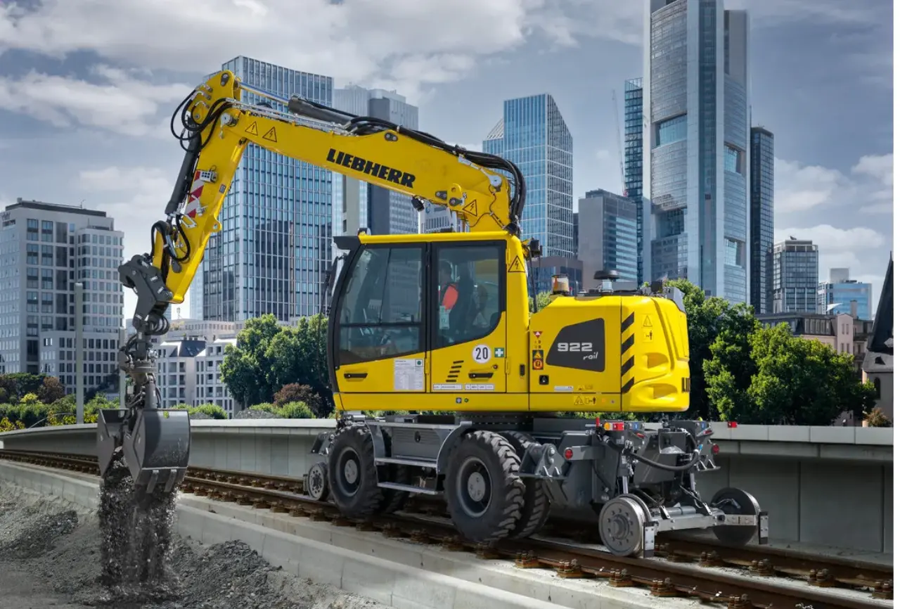 Pelle rails-route lors de travaux sur la voie ferrée