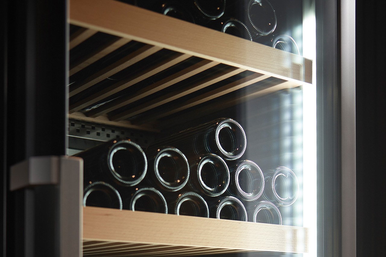 wine cabinets presentation lighting glass door uv protection liebherr