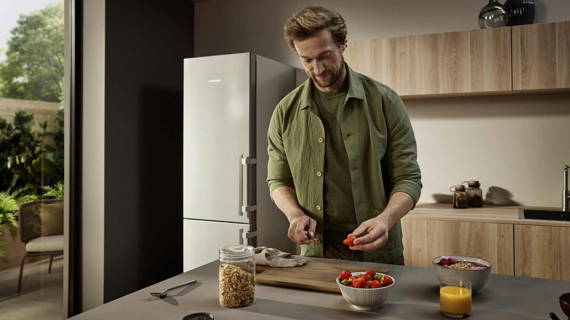 Un réfrigérateur design a entreposé à l'endroit de votre choix pour conserver longtemps vos aliments et cuisiner des produits frais.