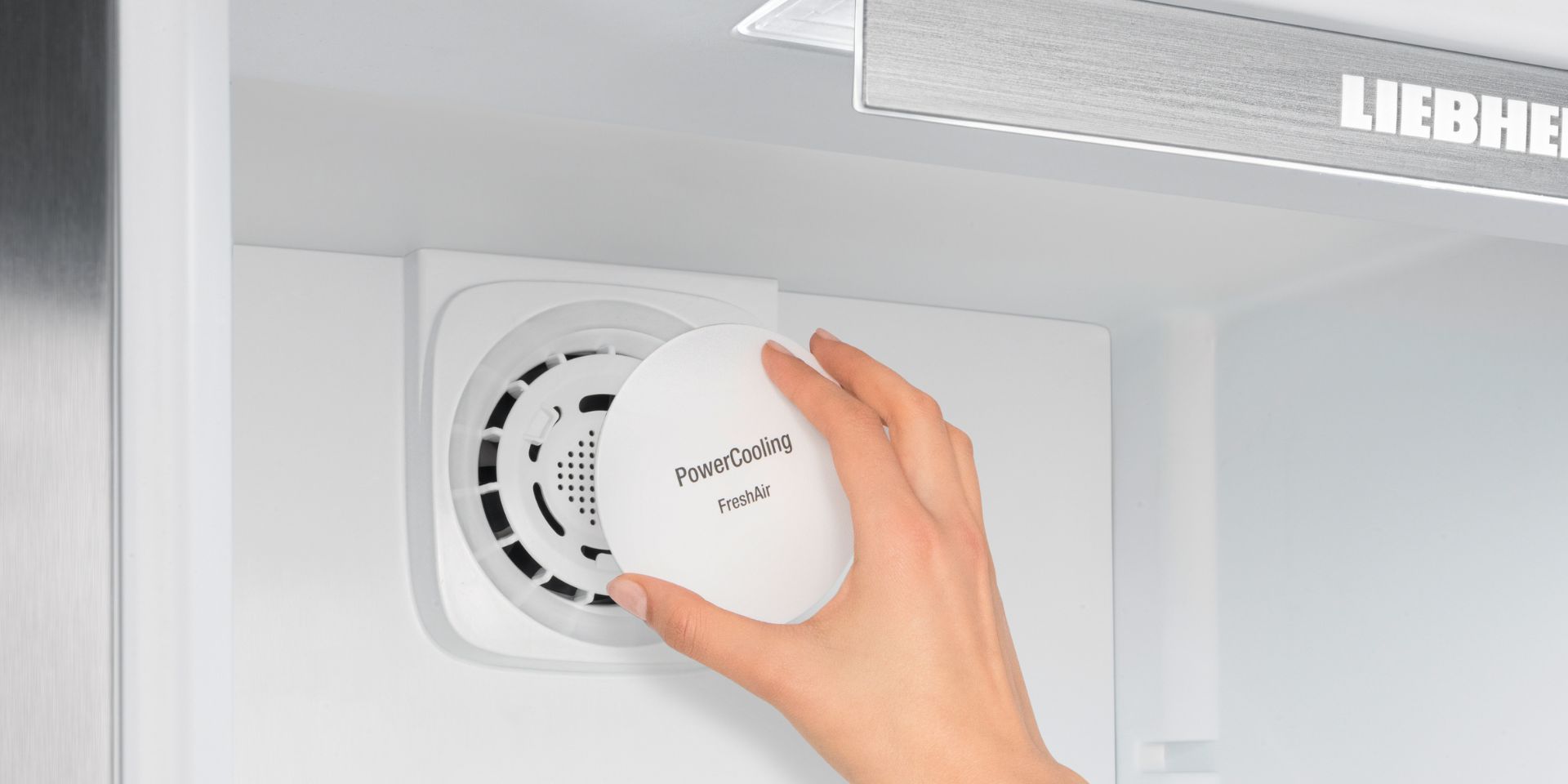 Comment éviter les odeurs de fromage dans son réfrigérateur ? Image qui illustre le ventilaeur Powercooling Liebherr dans lequel se trouve un charbon actif pour neutraliser les odeurs