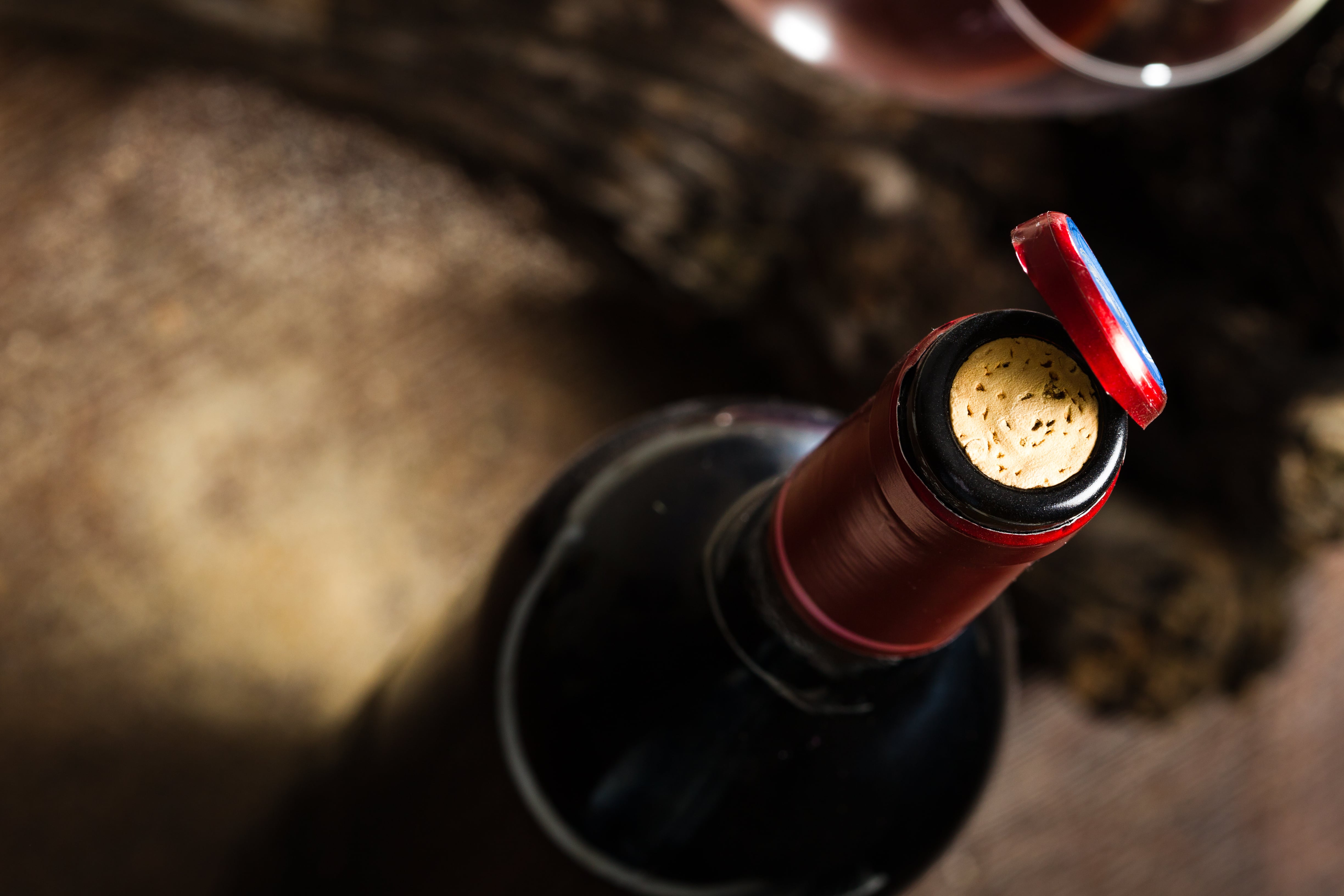 L'évolution du vin dans la bouteille par Liebherr Image de l'article pour le processus d'évolution du vin en bouteille avec bouteille ouverte et bouchon apparant