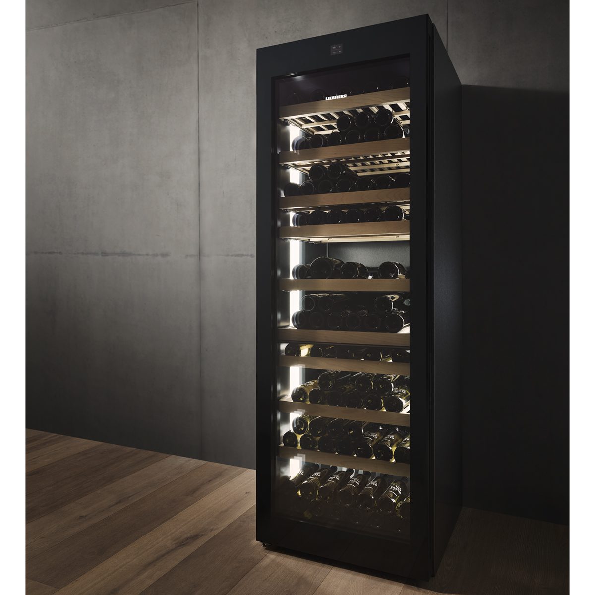 Cave à vin de service Vinidor Liebherr pour son intérieur Cave à vin Liebherr pour maintenir à bonne température son vin avant de le service. Cave noire à porte vitrée.