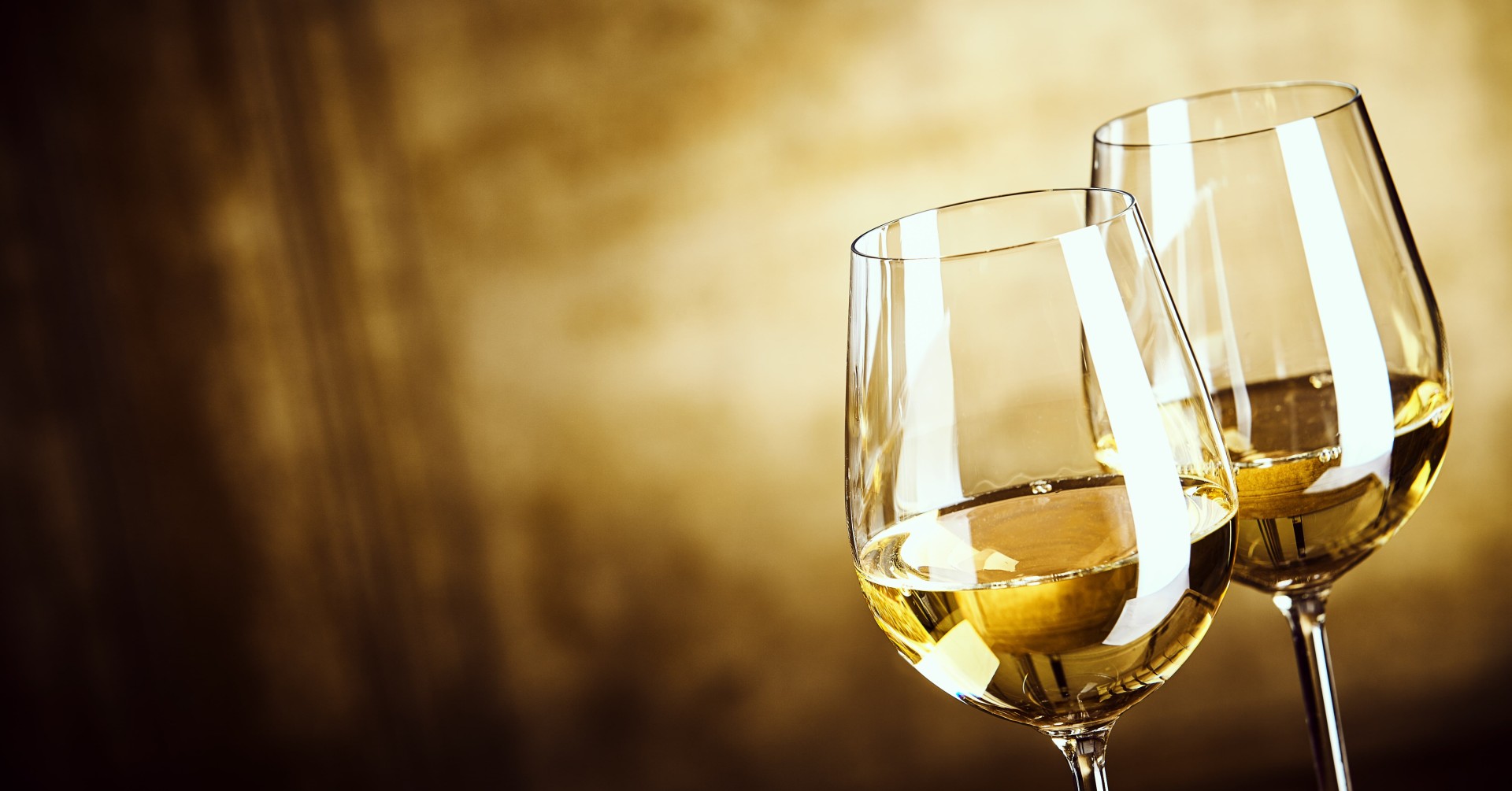 Deux verres de vin avec du vin blanc à l'intérieur