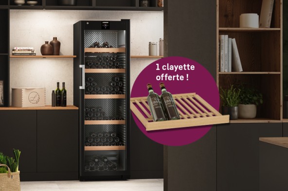 Une grande cave à vin exposé dans un intérieur design avec une bulle pour montrer la clayette supplémentaire offerte.